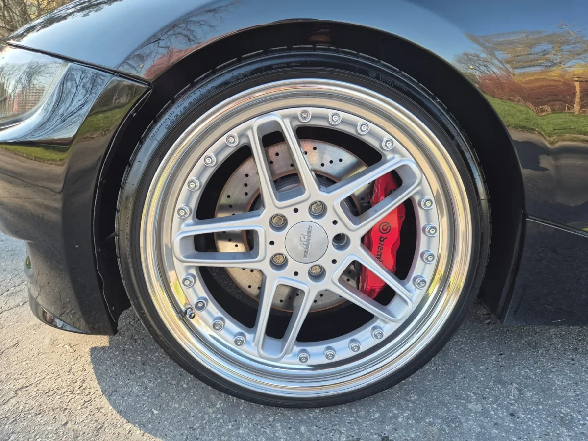 Felga aluminiowa z czerwonym zaciskem Brembo - śruby zabezpieczające Rzeszów