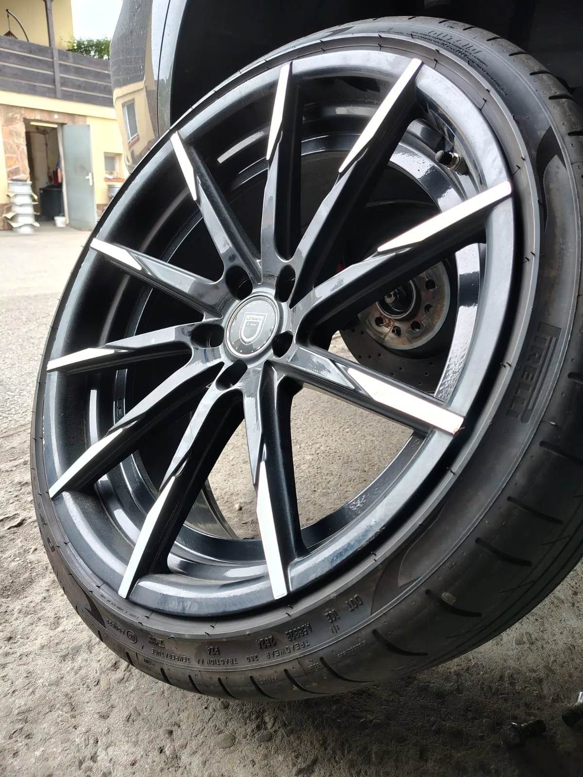 Czarno-srebrna felga aluminiowa z oponą po montażu i wyważeniu w KTJ Rzeszów
