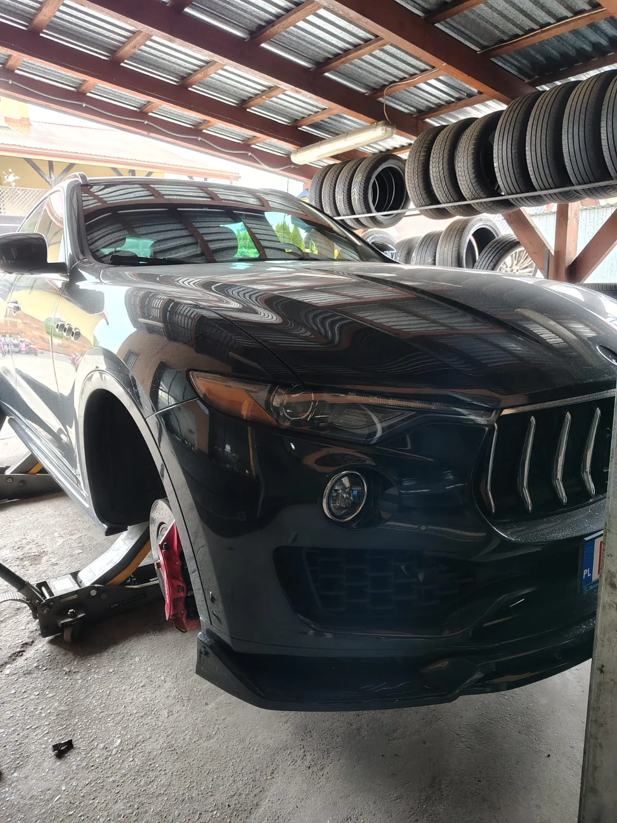Samochód Maserati na podnośniku w serwisie opon i felg KTJ w Rzeszowie