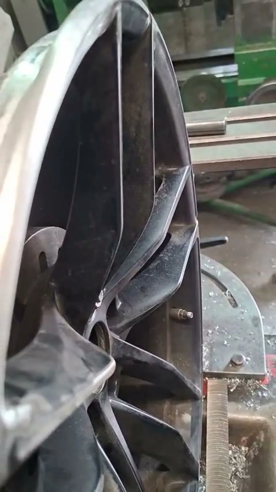Film z prostowania uszkodzonej felgi aluminiowej na stanowisku w KTJ