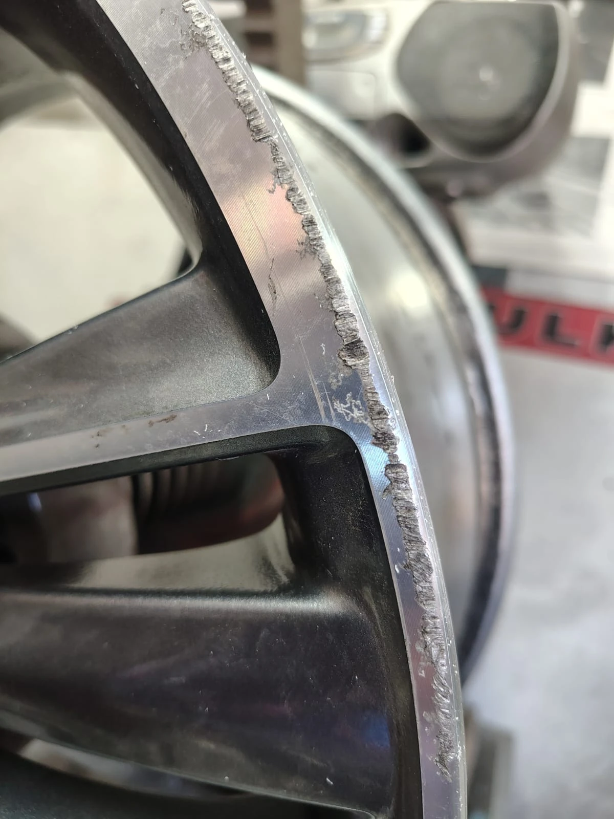 Otarcia i ubytki na rancie felgi aluminiowej przed toczeniem CNC w KTJ Rzeszów