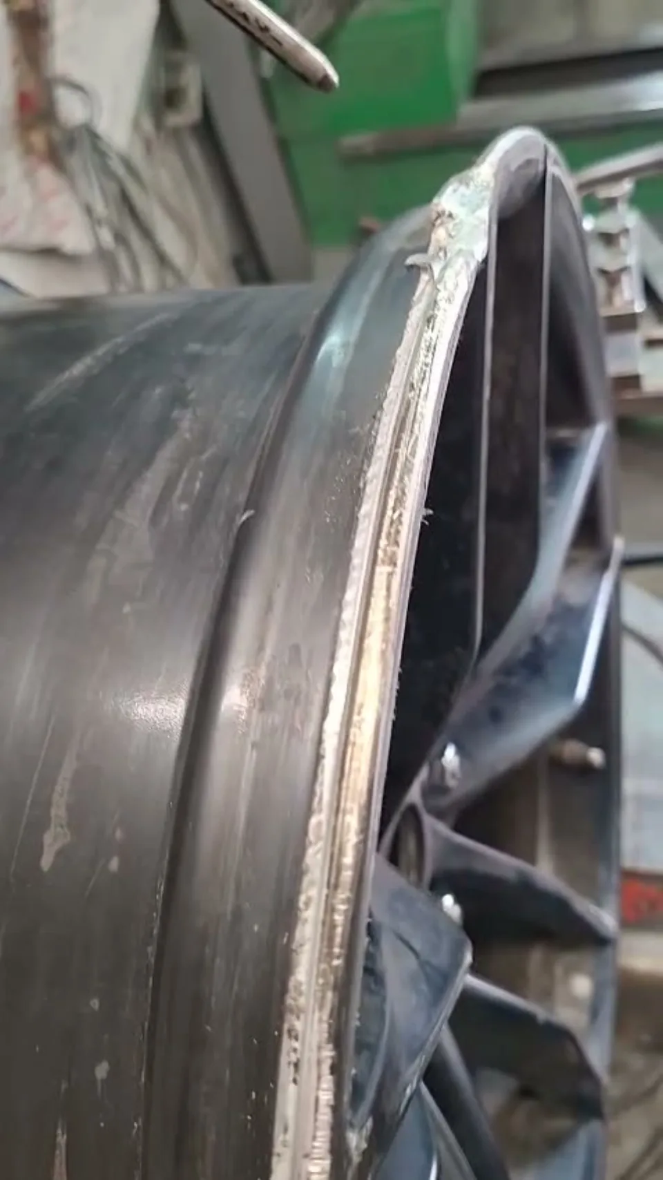 Film pokazujący uszkodzony rant felgi aluminiowej przed naprawą