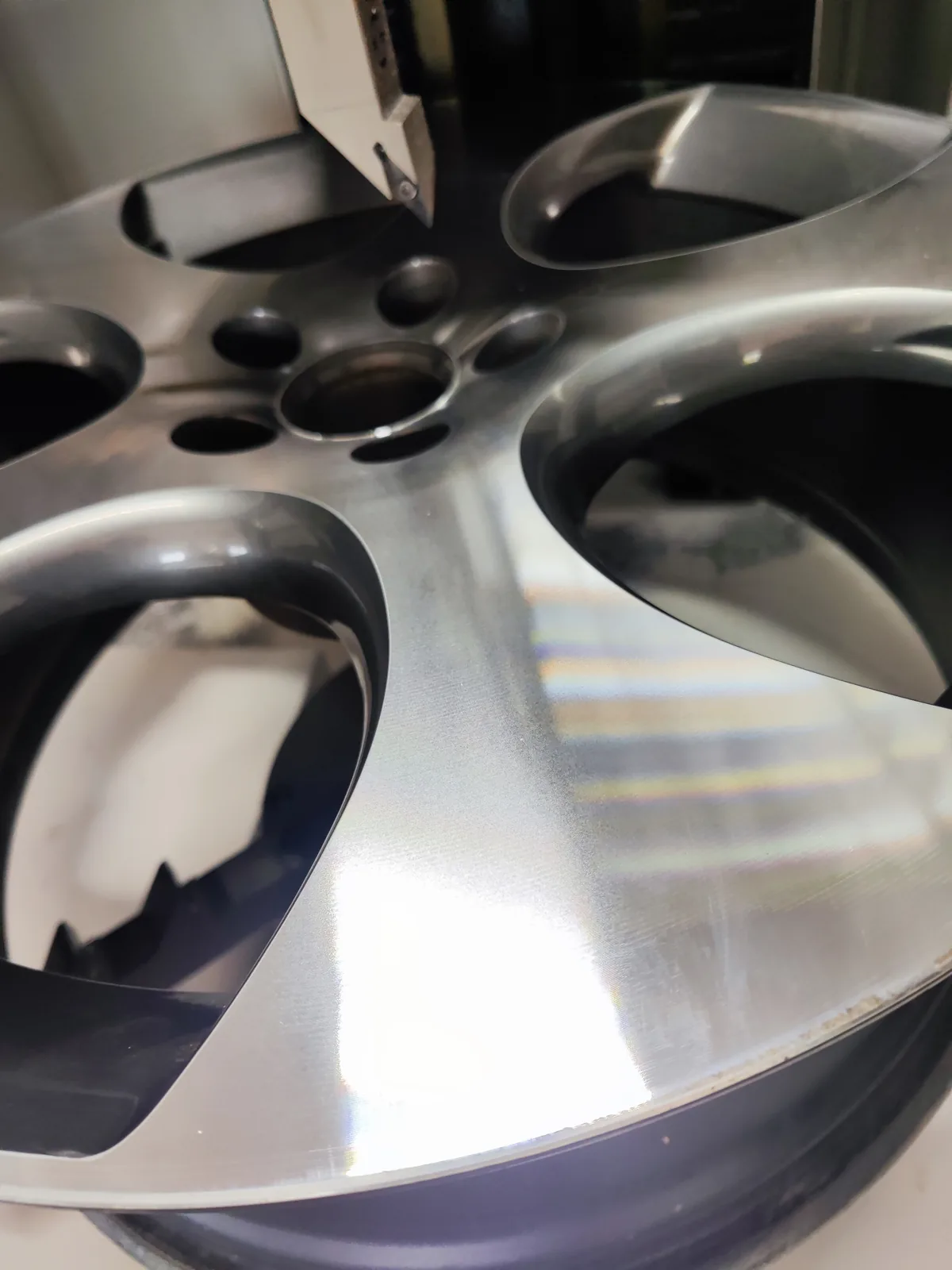 Toczone lico felgi aluminiowej zamocowanej w tokarce CNC w warsztacie KTJ