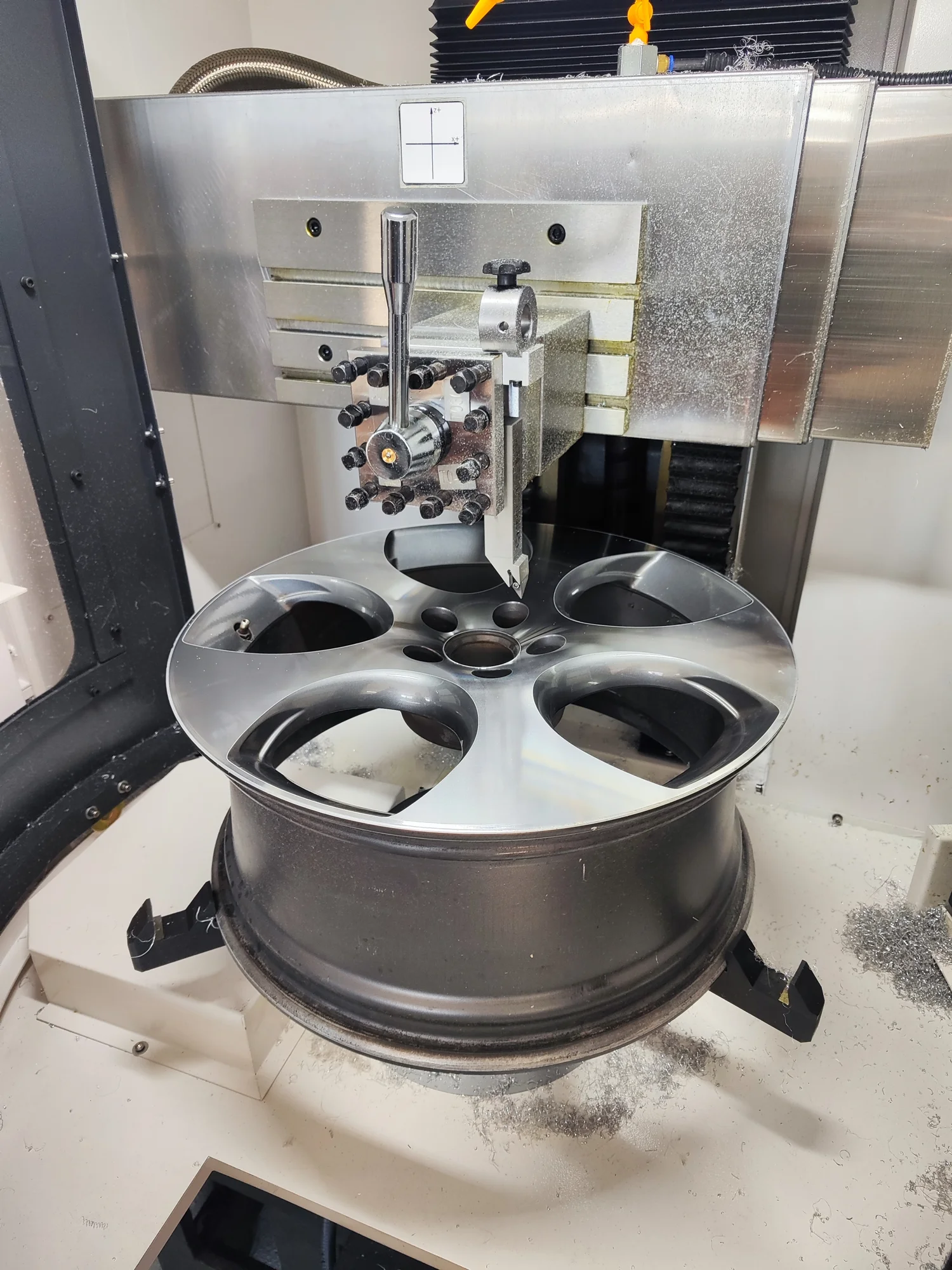 Felga aluminiowa zamocowana pod głowicą tokarki CNC w warsztacie KTJ